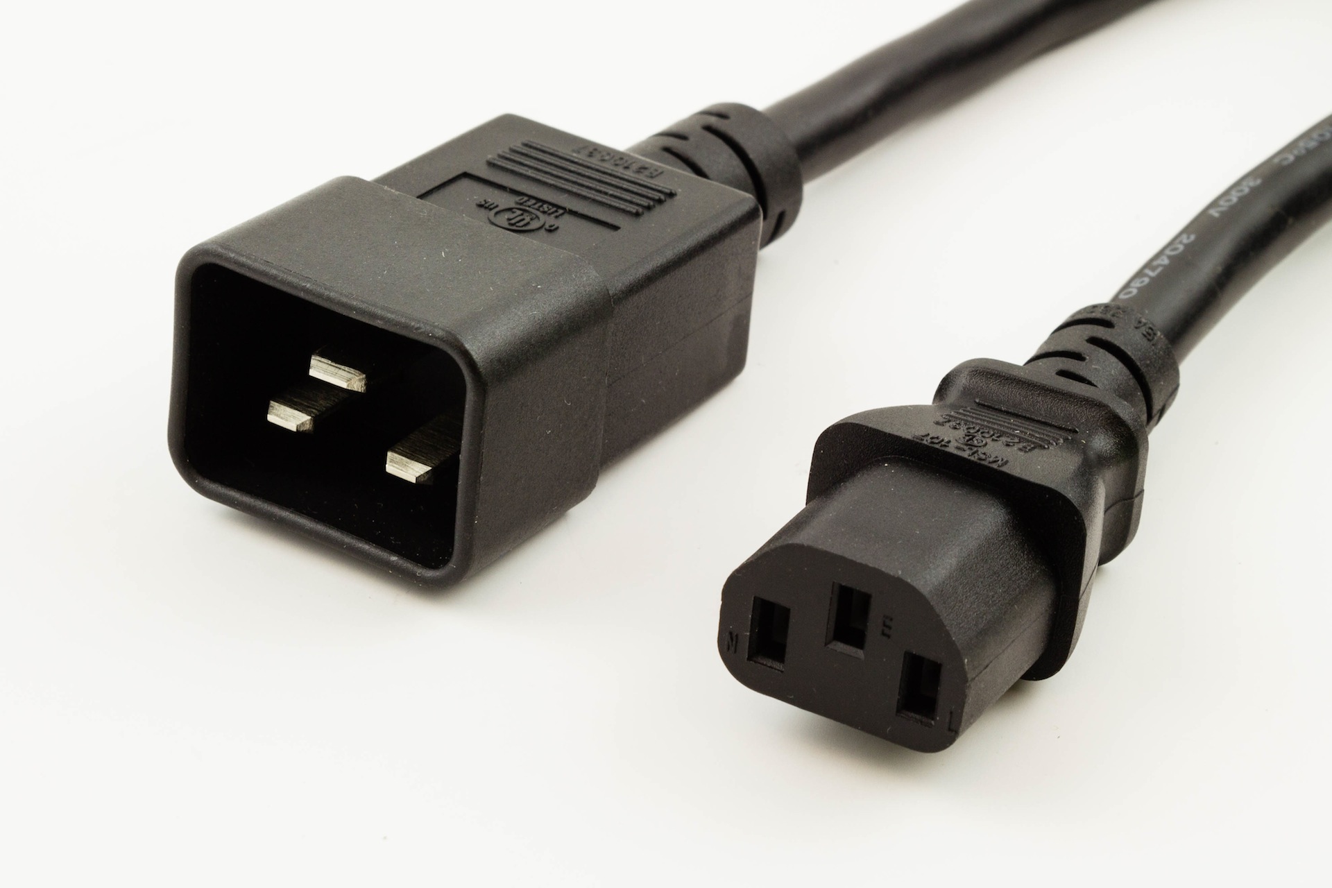 LANMASTER LAN-PP13/20-2.0-BK LANMASTER LAN-PP13/20-2.0-BK Шнур питания IEC 320 C13 - IEC 320 C20, 3x0.75 кв.мм, 220, 10А, 2 м, черный (LAN-PP13/20-10A-2.0)